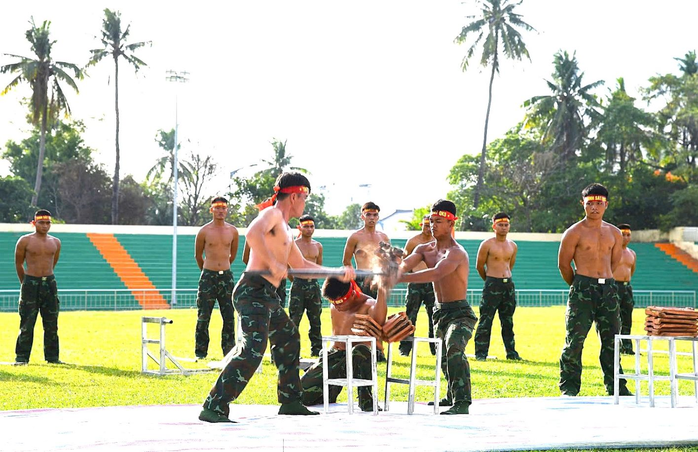 Lính trinh sát Quân khu 5 trình diễn võ thuật nâng cao và khí công